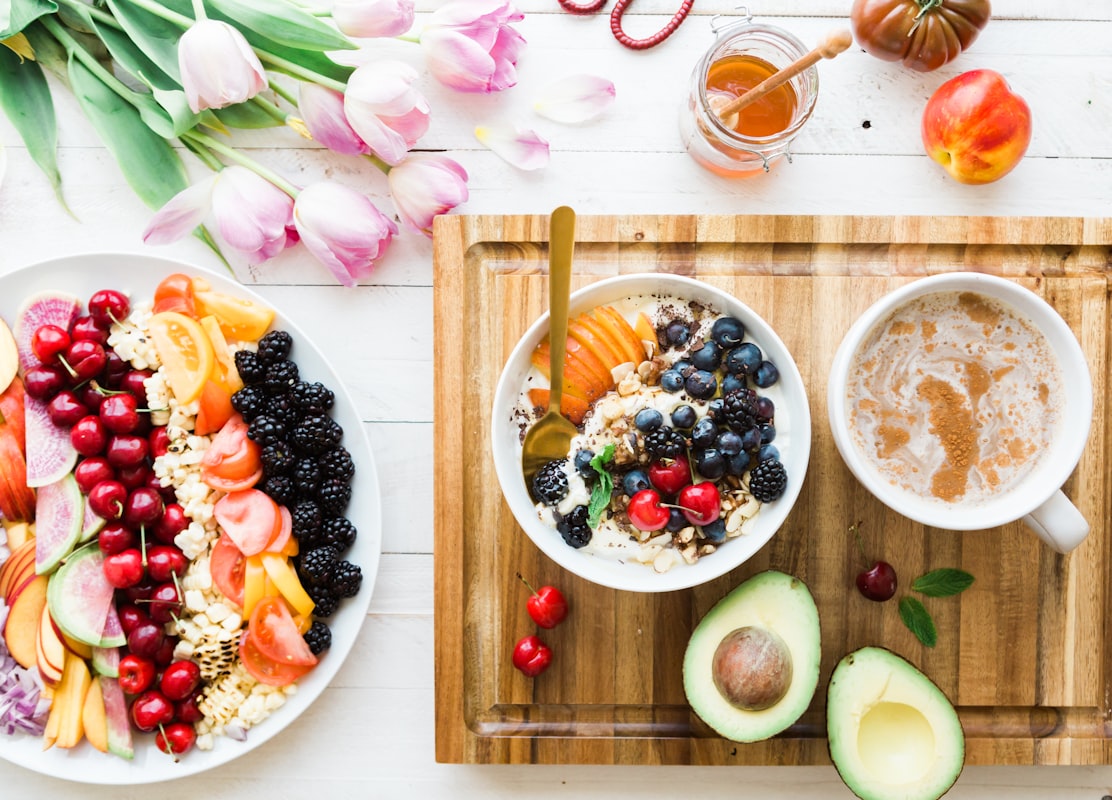 Alimentation équilibrée avec fruits, légumes et protéines